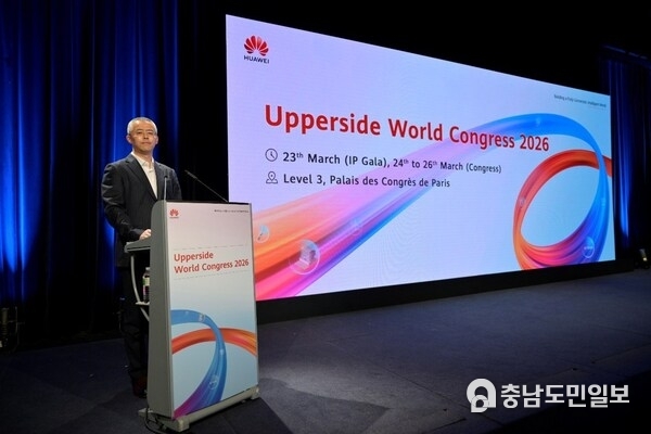 John Cai, President of Router Domain, Huawei Data Communication Product Line, delivering a speech