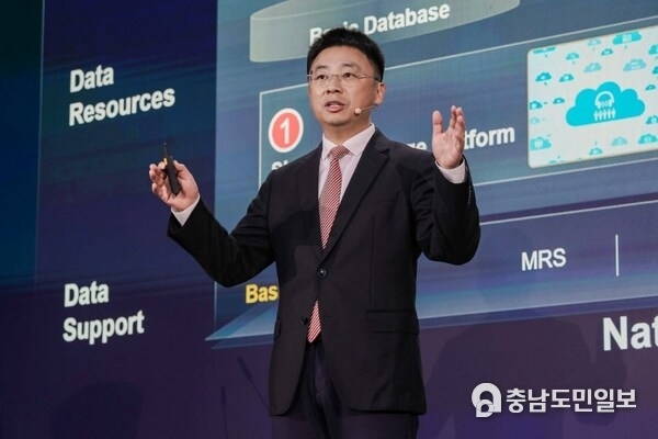 Huawei's Saeed Xia presents onstage at MWC 2026