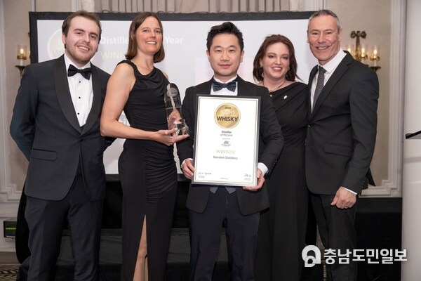카발란 증류소는 2026 Icons of Whisky Awards에서 ‘올해의 증류소’를 수상하며, 세계 최고 권위의 영예에서 사상 최초의 기록을 세웠다.