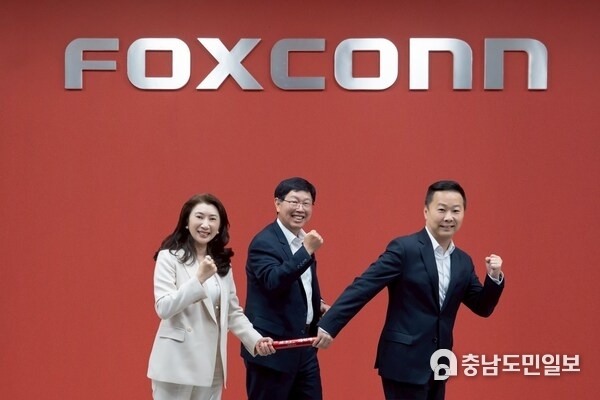 (R-L) Foxconn incoming rotating CEO Michael Chiang, Chairman Young Liu, outgoing rotating CEO Kathy Yang