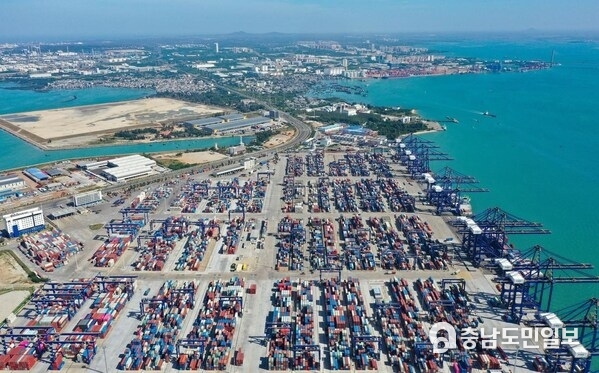 An aerial drone photo taken on Nov. 28, 2025 shows a view of the Yangpu Port in the Yangpu Economic Development Zone in Danzhou, south China's Hainan Province. (Xinhua/Guo Cheng)