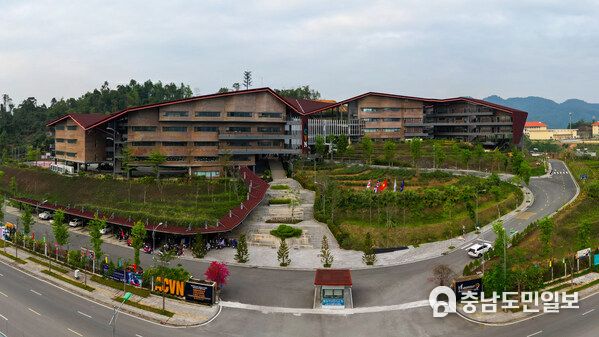 라오까이성 구 행정 중심지에 위치한 10헥타르 규모의 캠퍼스 위에 조성된 이 기숙형 교육 환경은 영국식 건축의 우아함과 계단식 논과 완만한 차밭으로 대표되는 지역 자연의 정취가 조화를 이루도록 설계되었습니다. 아딩리 칼리지 베트남의 하루는 학업, 신체 발달, 체계적인 기숙생활이 자연스럽게 어우러지는 과정으로, 모든 경험이 의미 있는 성장의 여정을 완성해 나갑니다.