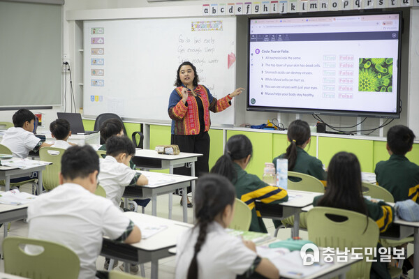 아딩리 칼리지 베트남의 학업 체계는 영국 아딩리 칼리지의 교육 운영 모델을 기반으로 설계되었습니다. 탄탄한 프렙 스쿨(Prep School) 과정에서 시작해 IGCSE와 A-Level 과정으로 이어지는 시니어 스쿨을 준비하는 체계적이고 집중적인 로어 세컨더리(Lower Secondary) 프로그램까지, 모든 단계는 학생들의 장기적인 성공을 극대화하도록 전략적으로 구성되어 있습니다. 베트남 내 단 다섯 곳뿐인 옥스퍼드 AQA 공식 시험 센터 중 하나로서, 학생들은 교내에서 직접 IGCSE 및 A-Level 시험에 응시할 수 있습니다.