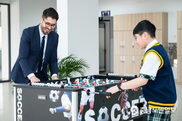 영국식 기숙 교육의 가장 큰 특징은 하우스(House) 시스템에 있으며, 이는 학생 간의 유대감과 공동의 책임 의식을 길러주는 구조입니다. 아딩리 칼리지 베트남에서는 모든 학생이 하나의 하우스에 소속되며, 다음과 같은 다층적인 생활 지도 및 지원 체계의 도움을 받습니다: 교과 담당 교사, 전문 지원 인력, 기숙사 운영 스태프, 그리고 하우스 마스터 또는 하우스 미스트리스.