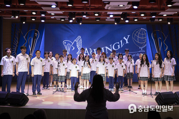 "World Ready"철학은 모든 학습 경험과 기억에 남는 순간에 깊이 스며들어 있습니다. 각 학생은 자신의 역량, 인성, 그리고 개별적인 목표를 바탕으로 설계된 맞춤형 학습과 성장의 여정을 따라 체계적인 지도를 받습니다.