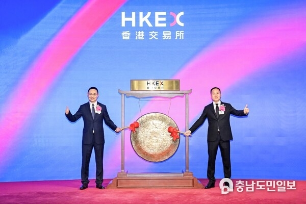 Mr. Tony Xu, Founder and CEO of Sigenergy, and Mr. Samuel Zhang, President of Sigenergy, joined the listing ceremony.