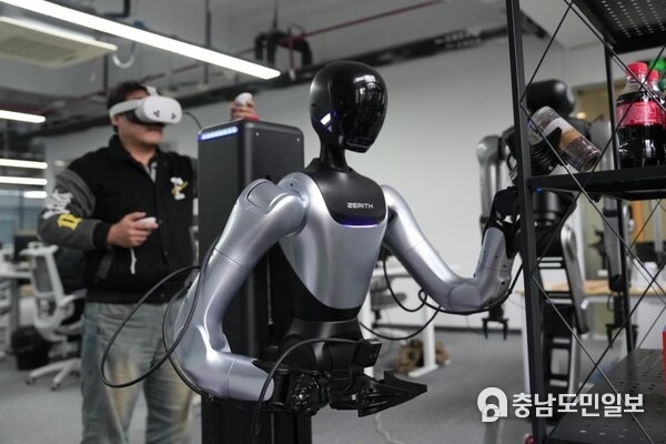 A technician debugs a humanoid robot at a company in Ningbo, east China's Zhejiang Province, March 26, 2026. (Xinhua/Huang Zongzhi)
