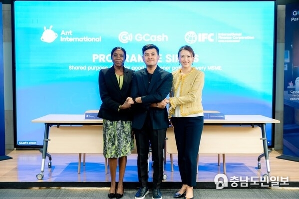 At the Memorandum of Understanding signing of Ant International, IFC, and GCash (from left) IFC East Asia and the Pacific Regional Advisory Manager for Financial Institutions Group Christina Ongoma; GCash Group Head for New Businesses Winsley Bangit; and Ant International Vice President and Head of Global Affairs and Strategic Development Carrie Suen