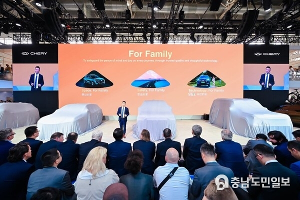 Jeff Zhang, CEO of the CHERY Brand,  unveiled the brand’s new slogan, “For Family.”