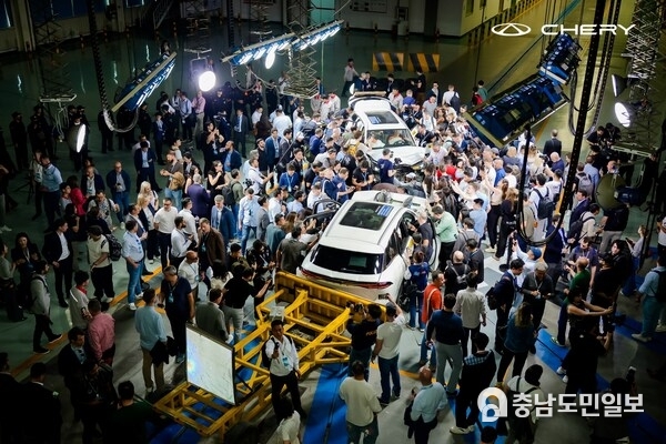 Scene of the CHERY Three-Vehicle Composite Crash Test