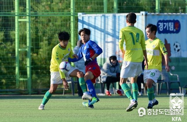 지난해 11월 열린 성균관대와의 U리그 왕중왕전 32강전에서 뛰고 있는 단국대 신명철(가운데)의 모습.