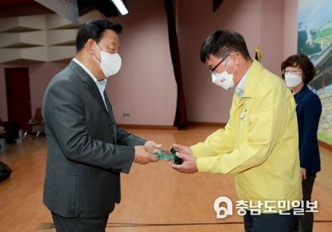 지난 3일 군청 대강당에서 열린 ’2022년 통합방위·예비군 업무발전 유공‘ 표창패 전달식 모습(가세로 군수, 이종윤 안전총괄과장).
