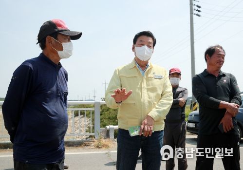 지난 3일 한해대책 사업 현장을 찾은 가세로 군수