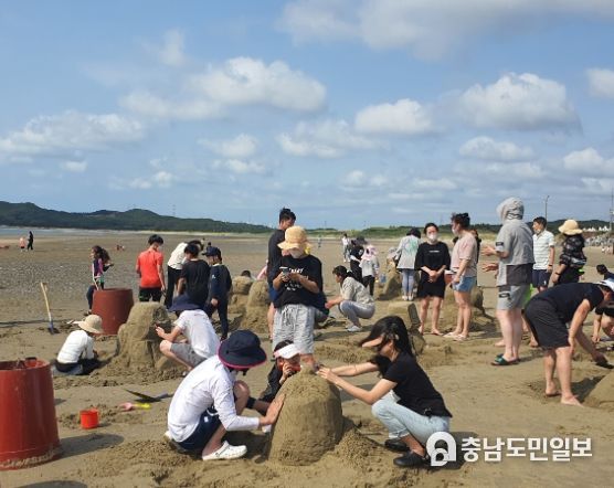 지난 18일 신두리 해수욕장에서 열린 모래조각 체험교실