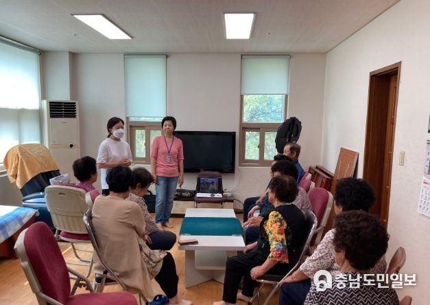 22일 오전 천안시 서북구 불당동에 위치한 경로당에서 진행 중인 ‘찾아가는 교통안전 교육’에 어르신들이 참석해 강의를 듣고 있다.