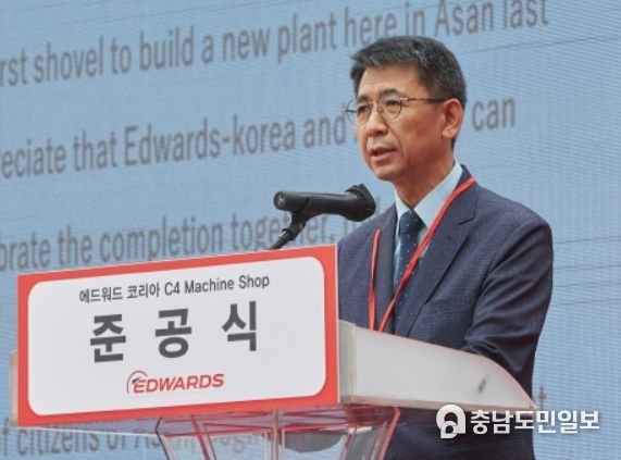 에드워드 코리아 아산공장 준공식 기념 촬영 장면