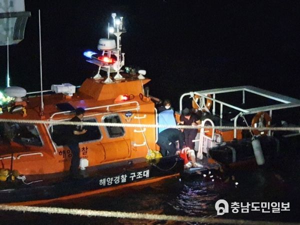 태안해경, 신진항 해상 추락 50대 선원 긴급 구조