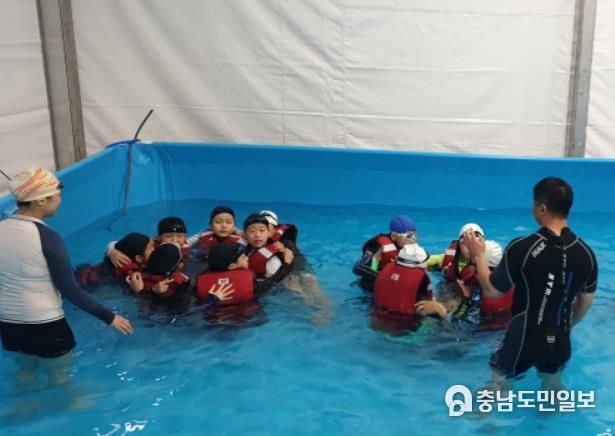 이동형 수영장에서의 생존수영교육 장면