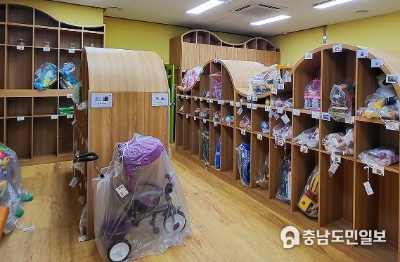 장난감도서관 내 장난감이 비치된 모습