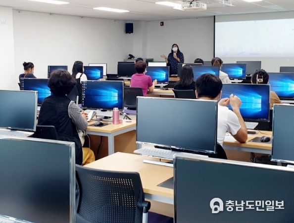 18일 군 교육문화센터에서 진행된 태안군 혁신대학 강의 모습(컴퓨터 활용능력 2급 과정).