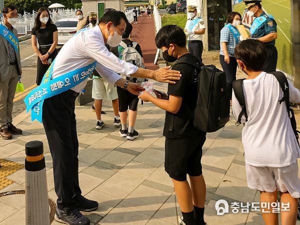 19일 서산초등학교 주변에서 실시된 교통안전 캠페인에서 이완섭 시장이 교통안내를 하는 모습