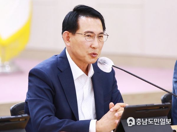 이완섭 서산시장이 25일 시청 대회의실에서 열린 확대간부회의를 주재하는 모습