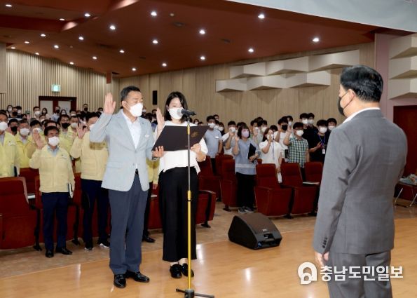 2일 군청 대강당에서 공직자들이 청렴 결의문을 낭독하는 모습