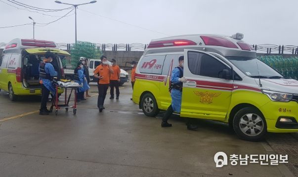 요구조자 이송중인 태안소방서 구급대