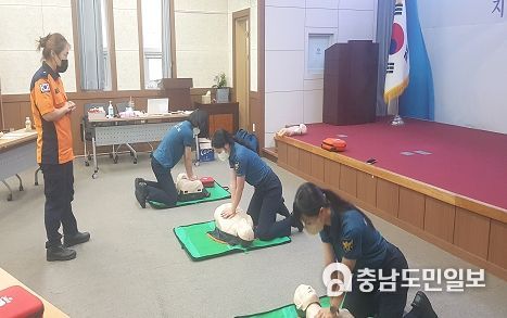 경찰관들에게 교육을 실시중인 태안소방서