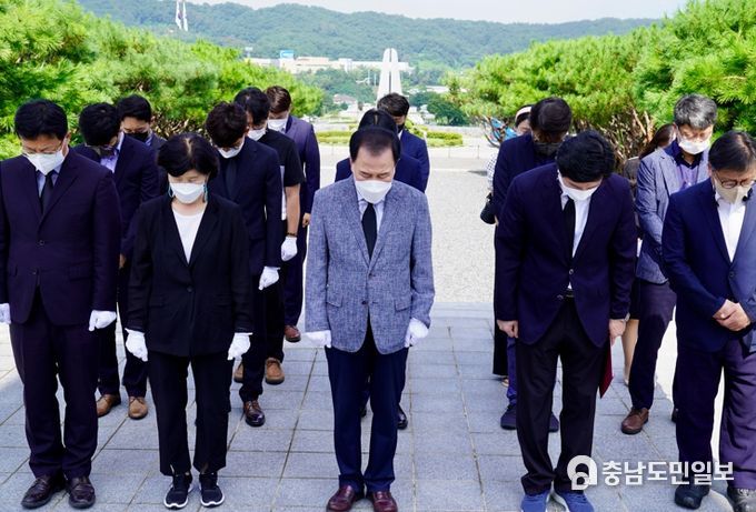 충남교육청, 일본군 위안부 피해자 추모비 참배