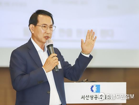 이완섭 서산시장이 18일 서산․태안 상공회의소 조찬 간담회 특강을 하고 있다,
