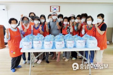 송암2리 주민들의 자원봉사 모습(8월 18일 반찬나눔 봉사).