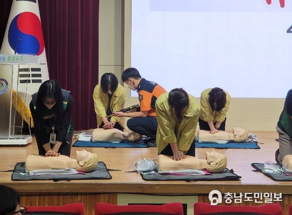훈련 교관에게 심폐소생술 지도 받고 있는 교직원