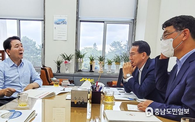 지난 31일 국민의힘 정책위의장실에서 이완섭 서산시장과 성일종 정책위의장이 지역 현안에 대해 논의하고 있다.