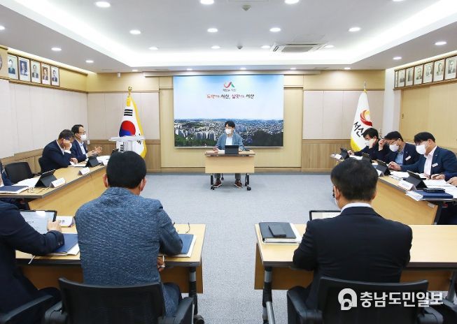 구상 서산시 부시장이 7일 시청 상황실에서 민선8기 출범 100일 중점과제 추진상황 보고회를 주재하는 모습
