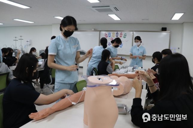 세종시 지역의 중학생들이 세종장영실고를 방문해 학교 소개를 듣고, 학과별 수업을 참관하고 있다.
