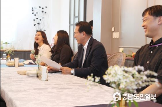 이완섭 서산시장이 15일 MZ세대 공무원과 오찬 자리에 앞서 기념촬영을 했다.