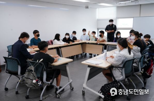 19일, 세종시교육청 4층 회의실에서 연서초 6학년 학생들이 환경 교육 정책을 제안하고 있다.