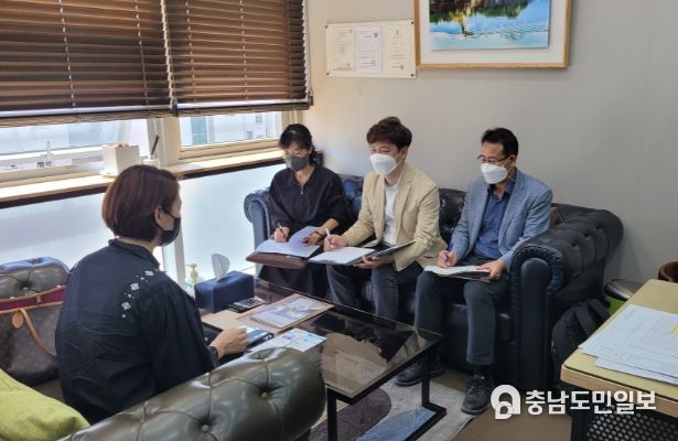 21일, 갑질 옴부즈맨과 세종시교육청 감사관 소속 공무원이 업체를 찾아 애로사항과 건의사항을 청취하고 있다.