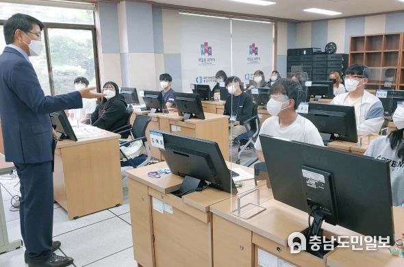 충남교육청, 채용연계형 교육과정 참여 학생 격려