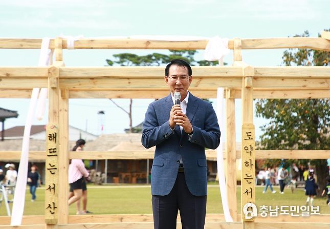 지난 25일 서산 해미읍성에서 열린 무형문화재 합동 공연에서 이완섭 서산시장이 인사말을 하고 있다