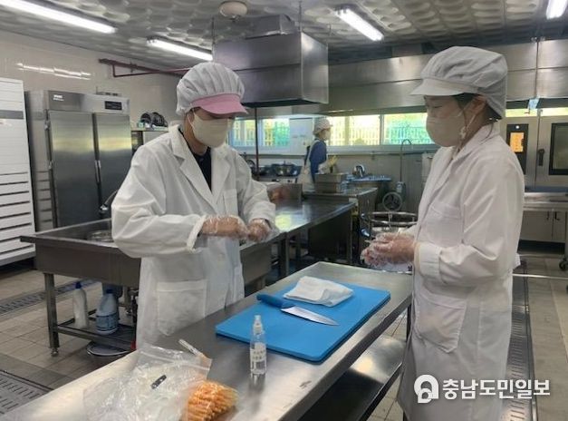 영양교사, 교육청 담당자가 급식기구 미생물 검사에 필요한 검사물을 채취하고 있다.