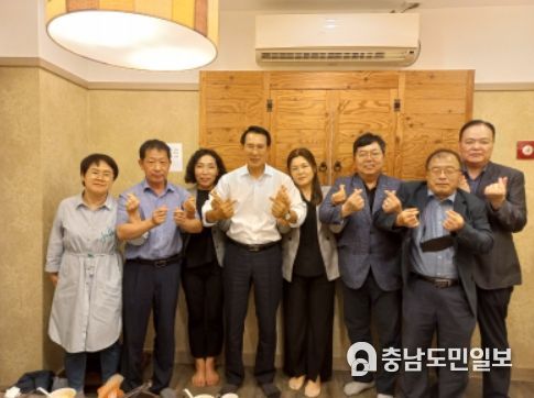 이완섭 서산시장이 30일 부모 봉양 공무원과 격의 없이 소통하는 모습