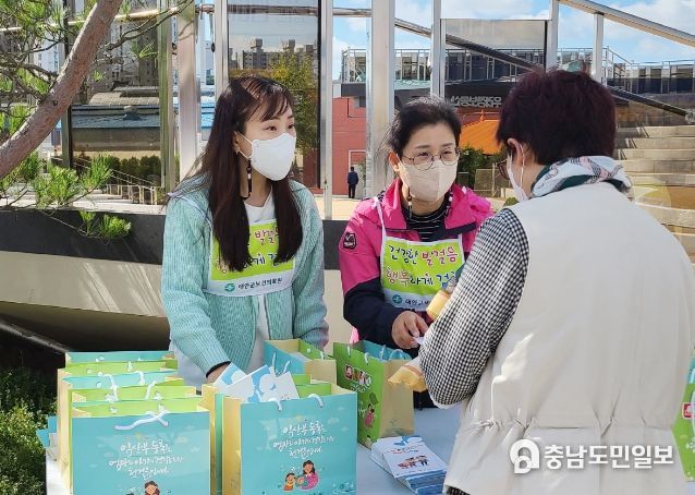 11일 태안읍 중앙로 광장에서 진행된 임산부 배려 인식개선 캠페인 모습.