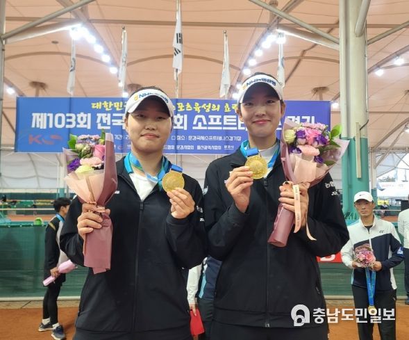 소프트테니스 여자일반부 개인복식에서 금메달을 획득한 문혜경(왼쪽부터), 임진아 선수가 기념촬영을 하고 있다.