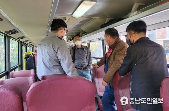 세종시교육청 점검반이 통학차량 안전점검을 실시하고 있다.