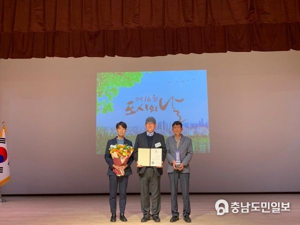 18일 유성구가 ‘2022년 대한민국 도시대상’을 수상한 가운데, 문창용 부구청장(가운데)이 기념촬영을 하고 있다.