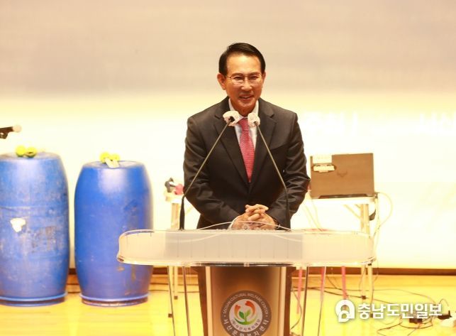 지난 20일 서산문화복지센터 공연장에서 열린 환경교육대학 수료식에서 이완섭 서산시장이 인사말을 하고 있다