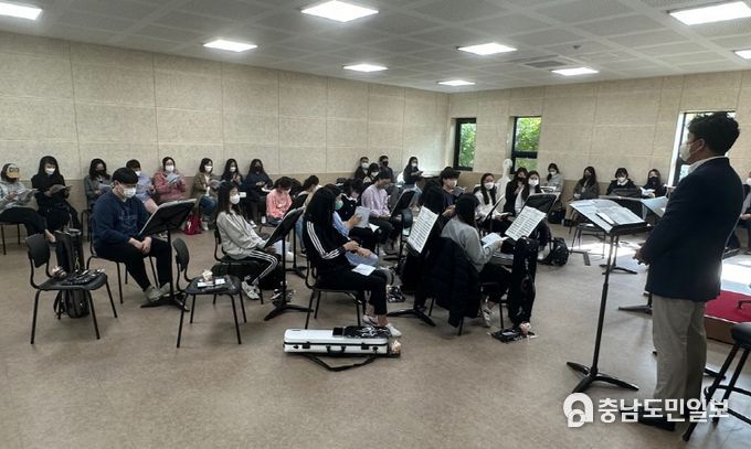 세종시립청소년교양악단이 지난 22일 세종예술문화회관 2층 전용 연습공간에서 예비교육(오리엔테이션)을 갖고 있다.
