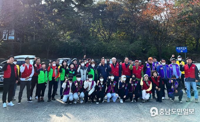 지난 29일 팔봉산 일대에서 실시된 토종식물 씨앗 파종 행사 모습